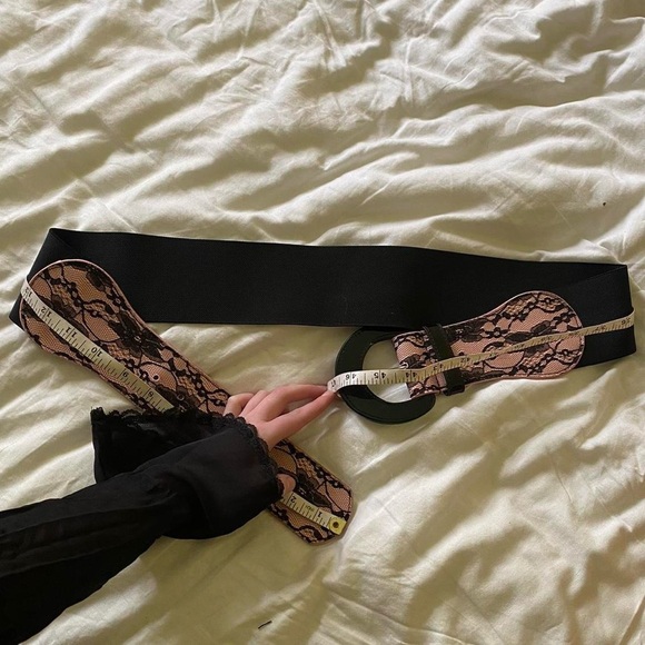 pink and black lace floral buckle belt with adjustable hoops.。.:*☆ - Picture 7 of 8